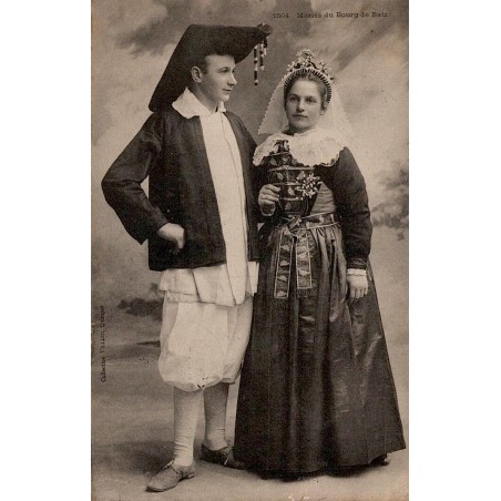CPA représentant un couple de mariés en costume traditionnel du Bourg-de-Batz en Bretagne vers 1907