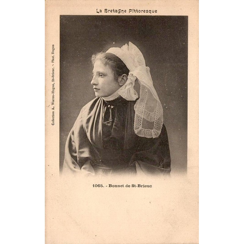 CPA représentant une jeune femme portant le bonnet traditionnel de Saint-Brieuc en Bretagne au début du XXᵉ siècle.