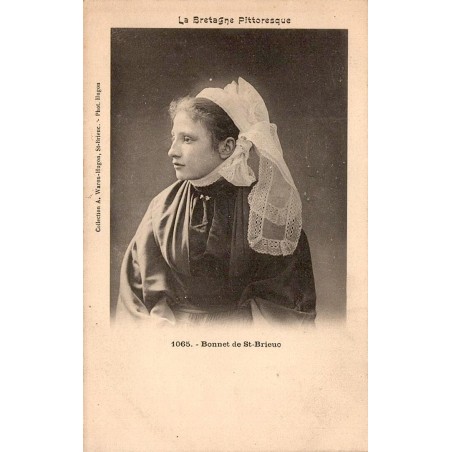 CPA représentant une jeune femme portant le bonnet traditionnel de Saint-Brieuc en Bretagne au début du XXᵉ siècle.
