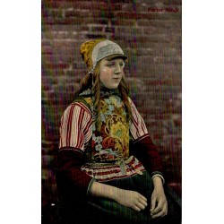 CPA représentant une jeune fille en costume traditionnel de l'île de Marken aux Pays-Bas au début du XXᵉ siècle.