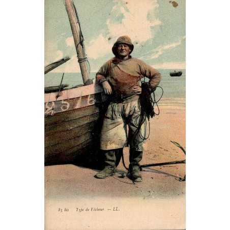 CPA Type de Pêcheur LL montrant un marin-pêcheur avec bateau, cordages et équipement de pêche au bord de mer