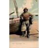 CPA Type de Pêcheur LL montrant un marin-pêcheur avec bateau, cordages et équipement de pêche au bord de mer