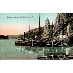 CPA Dinant avec péniches sur la Meuse devant le Rocher Bayard, ancienne vue colorisée de Belgique