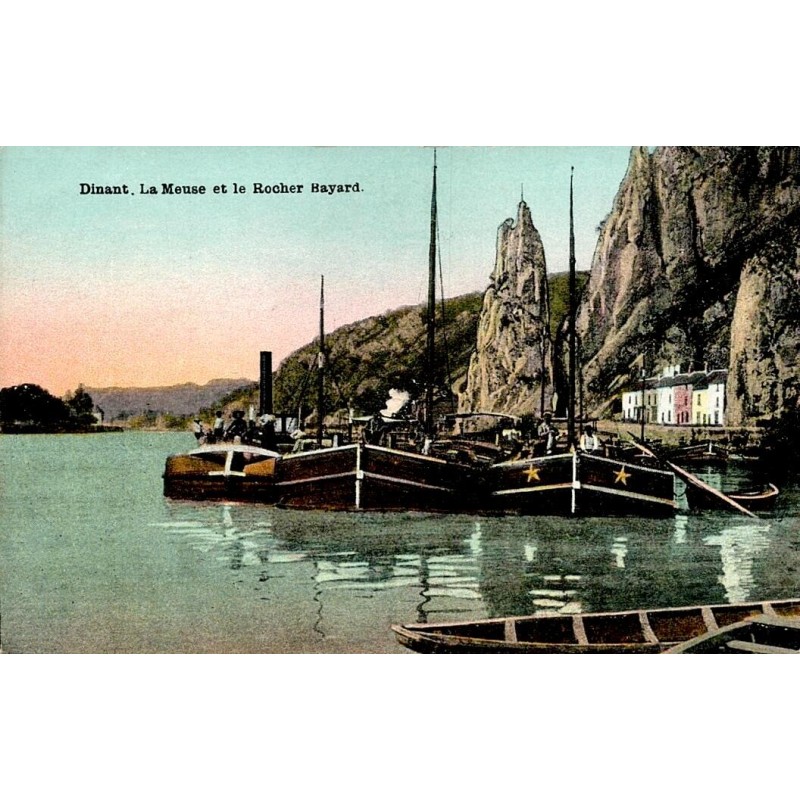 CPA Dinant avec péniches sur la Meuse devant le Rocher Bayard, ancienne vue colorisée de Belgique