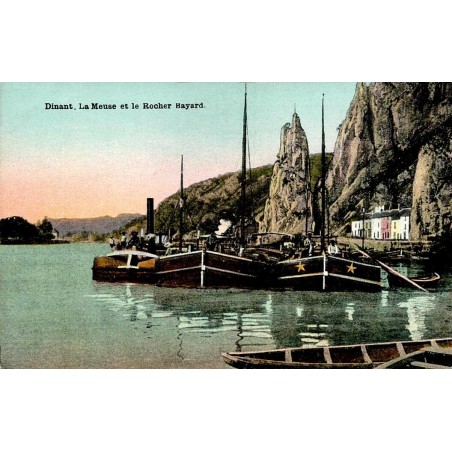 CPA Dinant avec péniches sur la Meuse devant le Rocher Bayard, ancienne vue colorisée de Belgique