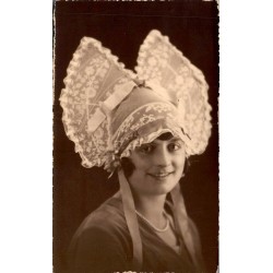 CPSM portrait de jeune femme portant une grande coiffe traditionnelle en dentelle et costume régional