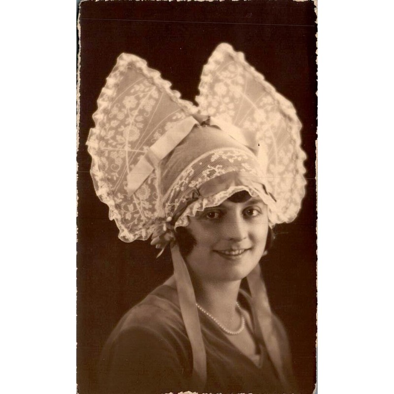 CPSM portrait de jeune femme portant une grande coiffe traditionnelle en dentelle et costume régional