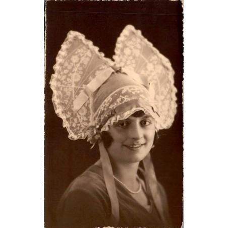 CPSM portrait de jeune femme portant une grande coiffe traditionnelle en dentelle et costume régional