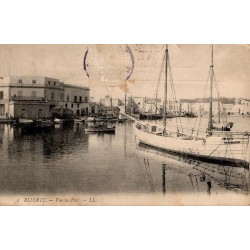 CPA Bizerte Tunisie vue du port avec voiliers et bâtiments portuaires, carte ancienne LL