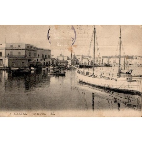 CPA Bizerte Tunisie vue du port avec voiliers et bâtiments portuaires, carte ancienne LL