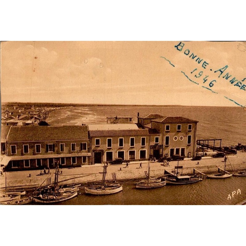 CPSM Grau-du-Roi Casino de la Jetée, port et barques de pêche, Gard, carte datée 1946