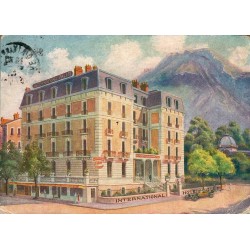 CPSM Aix-les-Bains International Palace Hotel vue colorisée avec montagne et automobiles
