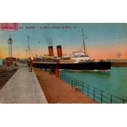 CPA Dieppe La Malle entrant au port, paquebot entre les jetées et phares, Seine-Maritime