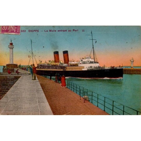 CPA Dieppe La Malle entrant au port, paquebot entre les jetées et phares, Seine-Maritime