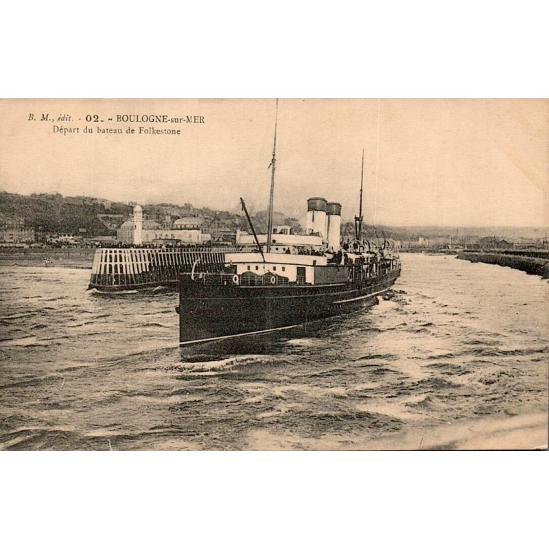 CPA Boulogne-sur-Mer départ du bateau de Folkestone, vapeur transmanche quittant le port