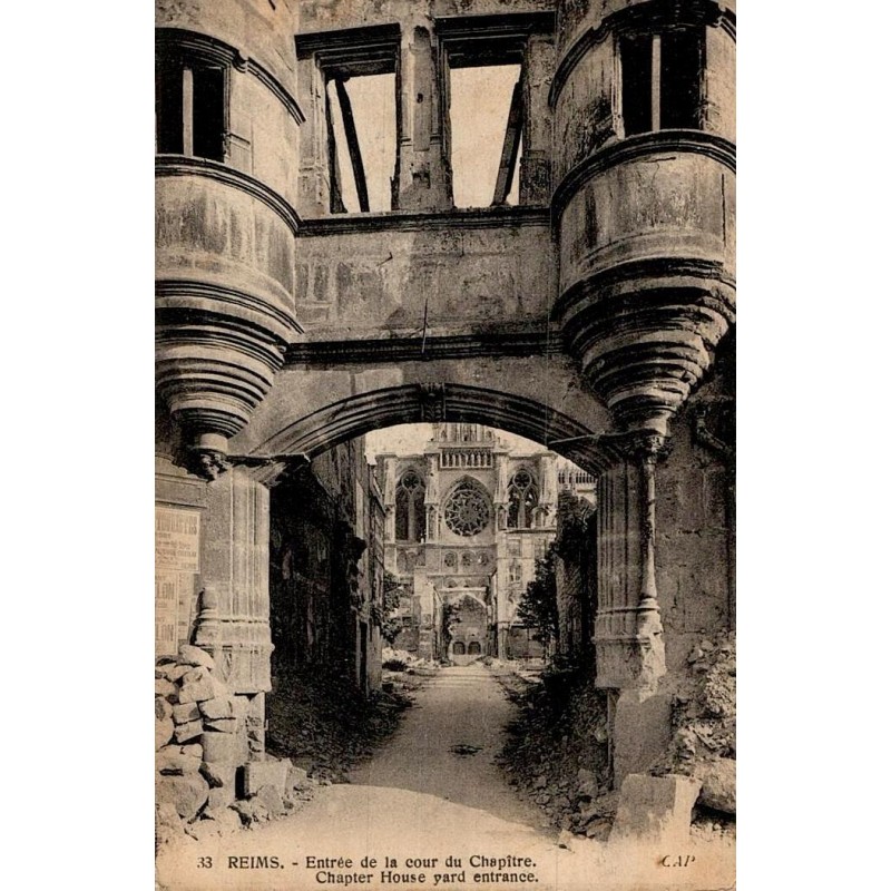 33 - REIMS - Entrée de la Cour du Chapitre - Chapiter House yard entrance