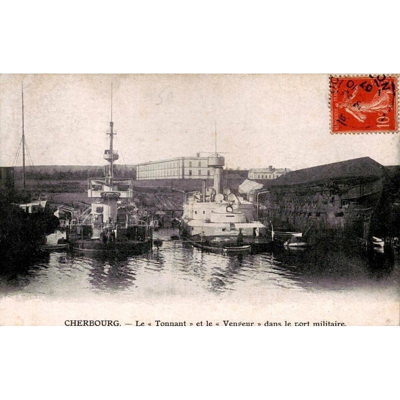 CPA Cherbourg Le Tonnant et Le Vengeur dans le port militaire de Cherbourg Manche