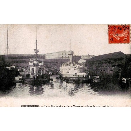 CPA Cherbourg Le Tonnant et Le Vengeur dans le port militaire de Cherbourg Manche