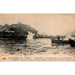 CPA Toulon catastrophe du cuirassé Liberté, épaves après l’explosion du 25 septembre 1911