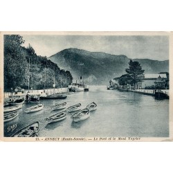 CPA Annecy Haute-Savoie, le port avec barques et bateaux devant le Mont Veyrier