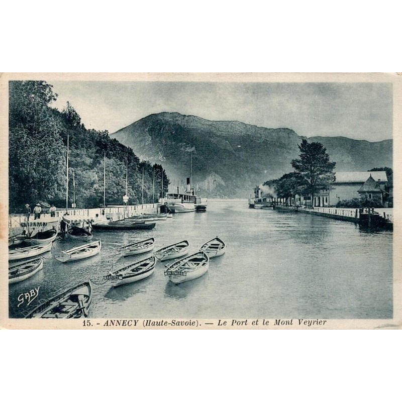 CPA Annecy Haute-Savoie, le port avec barques et bateaux devant le Mont Veyrier