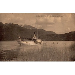 CPA lac d’Annecy en 1915 avec bateau à vapeur naviguant devant les montagnes de Haute-Savoie