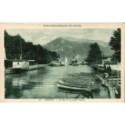 CPA Annecy port et mont Veyrier avec bateaux à vapeur et barques sur le lac en Haute-Savoie