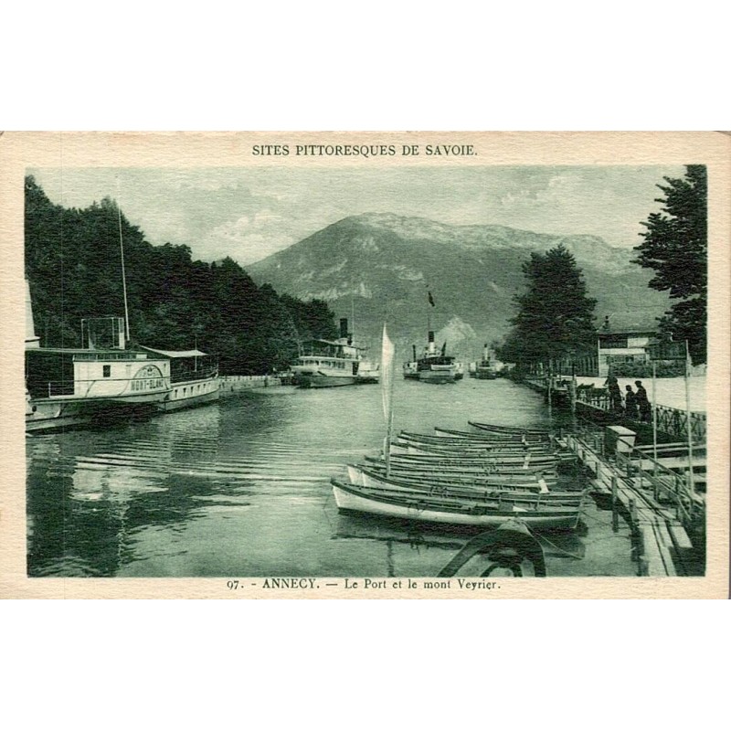CPA Annecy port et mont Veyrier avec bateaux à vapeur et barques sur le lac en Haute-Savoie