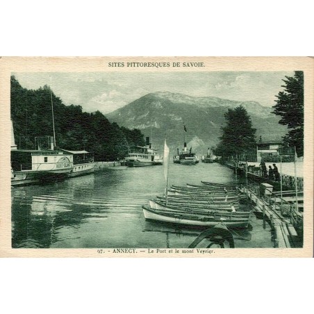 CPA Annecy port et mont Veyrier avec bateaux à vapeur et barques sur le lac en Haute-Savoie