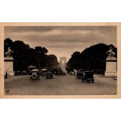 CPA Paris Champs-Élysées Chevaux de Marly Arc de Triomphe et automobiles anciennes