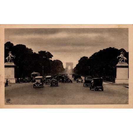 CPA Paris Champs-Élysées Chevaux de Marly Arc de Triomphe et automobiles anciennes