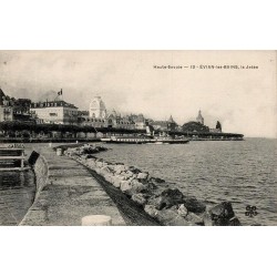 CPA Évian-les-Bains jetée bateau à vapeur et front de lac Léman en Haute-Savoie