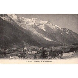 CPA Chamonix et le Mont-Blanc, vue ancienne de la ville et du massif en Haute-Savoie
