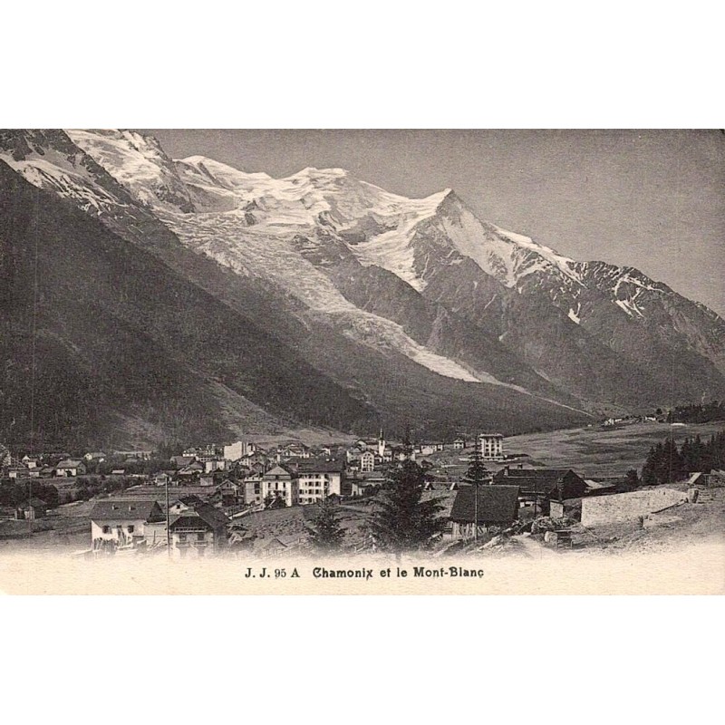 CPA Chamonix et le Mont-Blanc, vue ancienne de la ville et du massif en Haute-Savoie