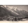 CPA Chamonix et le Mont-Blanc, vue ancienne de la ville et du massif en Haute-Savoie
