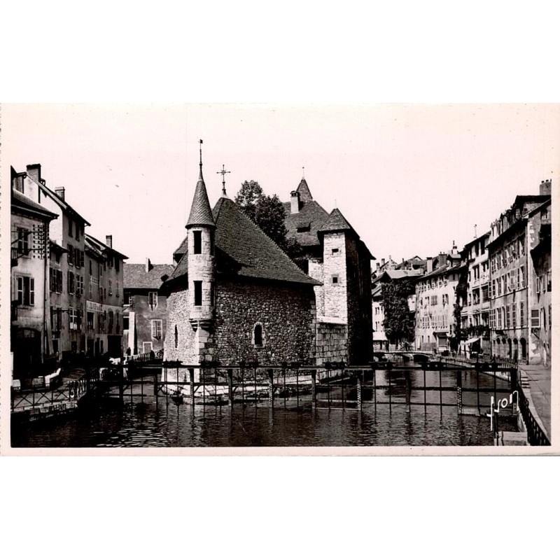 CPSM Annecy Palais de l’Isle et canal du Thiou dans le centre historique