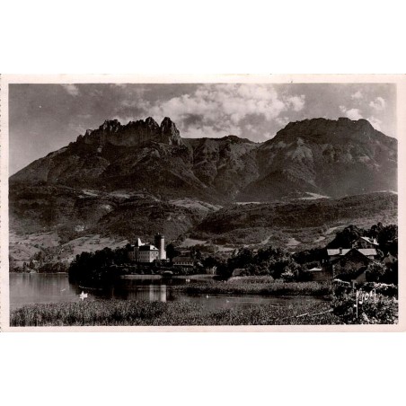 CPSM Duingt château au bord du lac d’Annecy et dents de Lanfon en Haute-Savoie