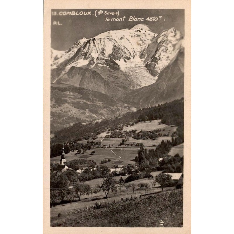 CPSM Combloux en Haute-Savoie avec village, église et panorama sur le massif du Mont-Blanc