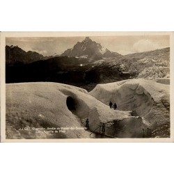 CPA Chamonix grotte du Glacier des Bossons avec visiteurs et Aiguille du Midi en Haute-Savoie
