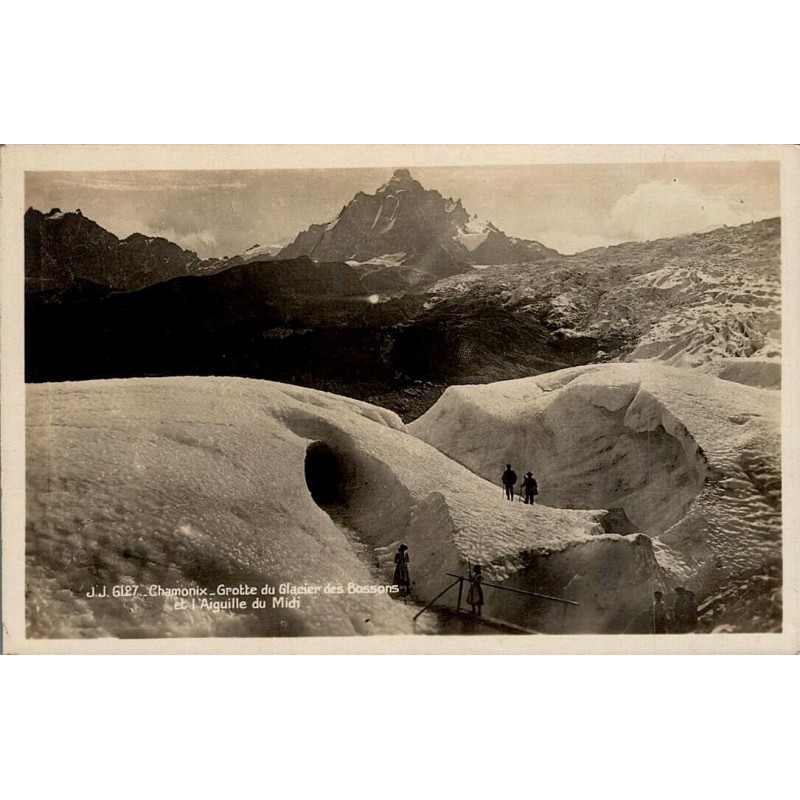 CPA Chamonix grotte du Glacier des Bossons avec visiteurs et Aiguille du Midi en Haute-Savoie