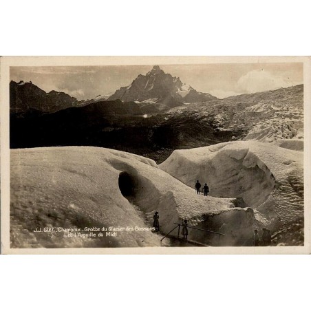 CPA Chamonix grotte du Glacier des Bossons avec visiteurs et Aiguille du Midi en Haute-Savoie