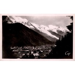 CPSM Chamonix-Mont-Blanc vue générale de la ville et massif enneigé en Haute-Savoie