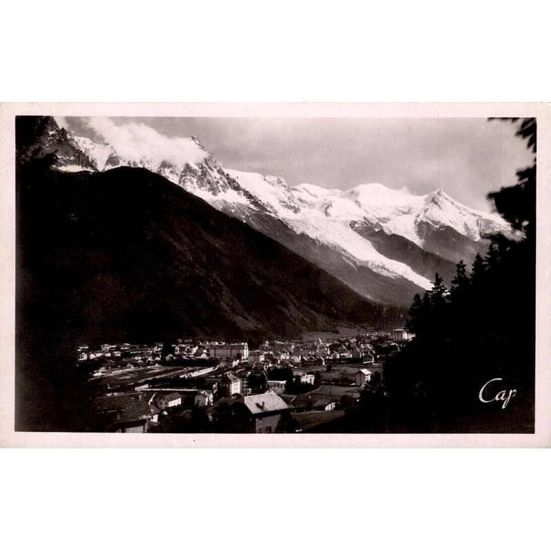 CPSM Chamonix-Mont-Blanc vue générale de la ville et massif enneigé en Haute-Savoie