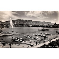 CPSM Genève la rade avec Jet d’eau, bateaux et quais du lac Léman en 1949