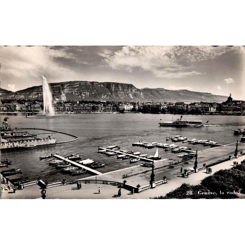 CPSM Genève la rade avec Jet d’eau, bateaux et quais du lac Léman en 1949