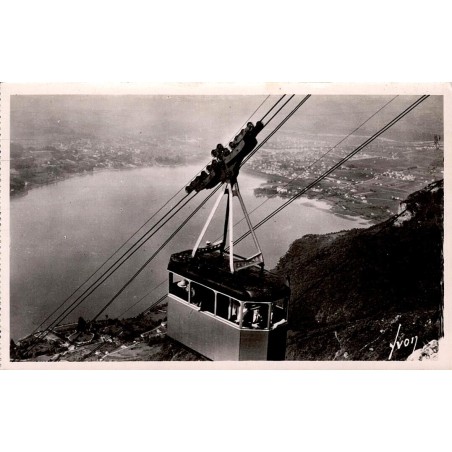 CPSM Annecy téléférique de Veyrier-du-Lac avec cabine dominant le lac et la baie d’Annecy