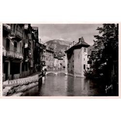 CPSM Annecy vieux quartier avec canal du Thiou, pont et maisons anciennes en Haute-Savoie