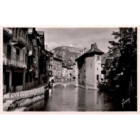 CPSM Annecy vieux quartier avec canal du Thiou, pont et maisons anciennes en Haute-Savoie