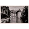 CPSM Annecy vieux quartier avec canal du Thiou, pont et maisons anciennes en Haute-Savoie