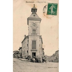 CPA Meximieux Ain, Hôtel de Ville avec horloge, rues, personnages et cheval au début du XXe siècle